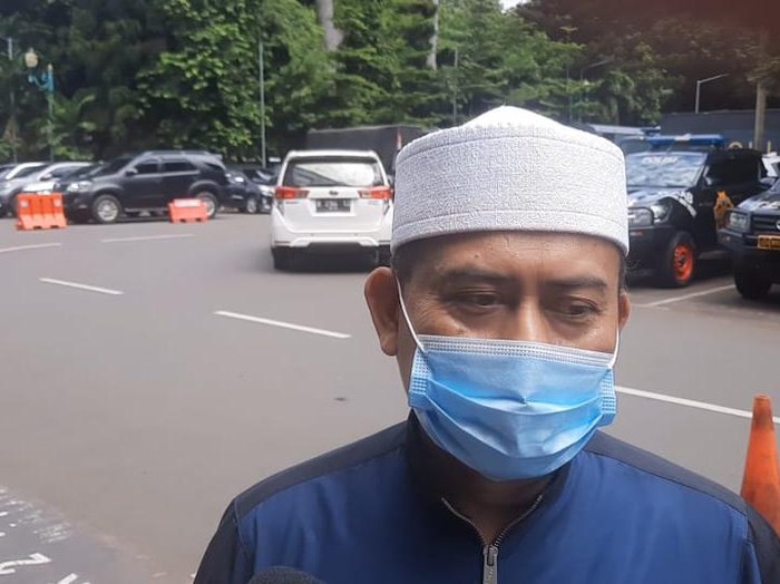 Ketum PA 212 Slamet Maarif tiba di Polda Metro Jaya untuk diperiksa terkait Aksi 1812.