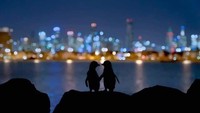 Foto jepretan fotografer bernama Thomas Baumgaertner ini begitu mengharukan. Foto ini berkisah tentang 2 penguin yang sama-sama kehilangan pasangan, namun keduanya tampak saling menguatkan satu sama lain. (dok. Thomas Baumgaertner)
