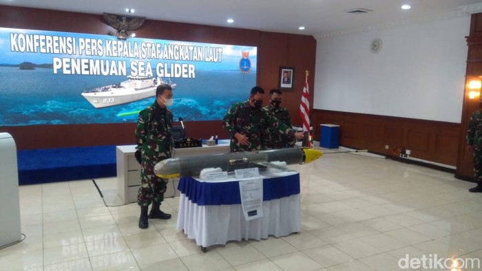 Konferensi pers benda diduga drone di perairan Selayar (Adhyasta Dirgantara/detikcom).