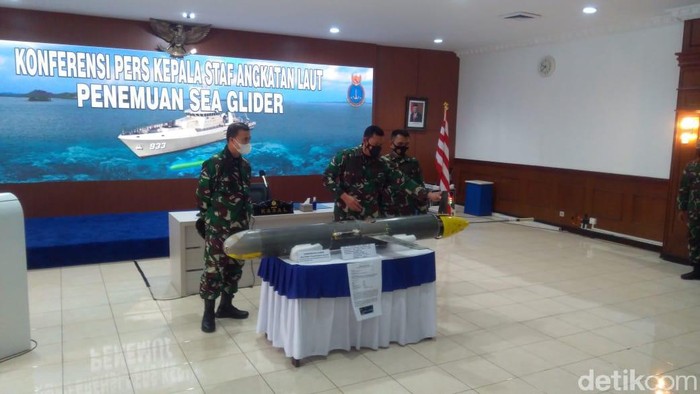 Konferensi pers benda diduga drone di perairan Selayar (Adhyasta Dirgantara/detikcom).