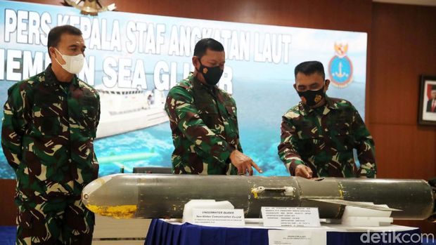 Drone laut misterius di Selayar, Sulawesi Selatan, yang ditemukan nelayan merupakan alat bernama seaglider. Hal itu disampaikan KSAL Laksamana TNI Yudo Margono dalam jumpa pers di Pusat Hidrografi dan Oseanografi (Pushidrosal) TNI AL, Ancol, Jakarta Utara, Senin (4/1/2021).