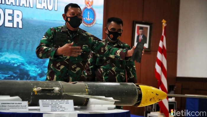 Drone laut misterius di Selayar, Sulawesi Selatan, yang ditemukan nelayan merupakan alat bernama seaglider. Hal itu disampaikan KSAL Laksamana TNI Yudo Margono dalam jumpa pers di Pusat Hidrografi dan Oseanografi (Pushidrosal) TNI AL, Ancol, Jakarta Utara, Senin (4/1/2021).