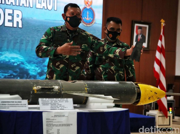 Drone laut misterius di Selayar, Sulawesi Selatan, yang ditemukan nelayan merupakan alat bernama seaglider. Hal itu disampaikan KSAL Laksamana TNI Yudo Margono dalam jumpa pers di Pusat Hidrografi dan Oseanografi (Pushidrosal) TNI AL, Ancol, Jakarta Utara, Senin (4/1/2021).