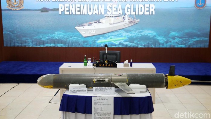 Drone laut misterius di Selayar, Sulawesi Selatan, yang ditemukan nelayan merupakan alat bernama seaglider. Hal itu disampaikan KSAL Laksamana TNI Yudo Margono dalam jumpa pers di Pusat Hidrografi dan Oseanografi (Pushidrosal) TNI AL, Ancol, Jakarta Utara, Senin (4/1/2021).