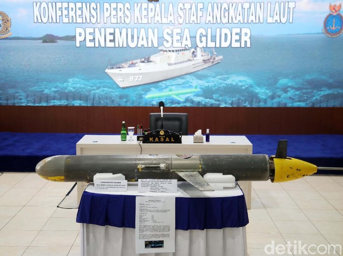 Drone laut misterius di Selayar, Sulawesi Selatan, yang ditemukan nelayan merupakan alat bernama seaglider. Hal itu disampaikan KSAL Laksamana TNI Yudo Margono dalam jumpa pers di Pusat Hidrografi dan Oseanografi (Pushidrosal) TNI AL, Ancol, Jakarta Utara, Senin (4/1/2021).