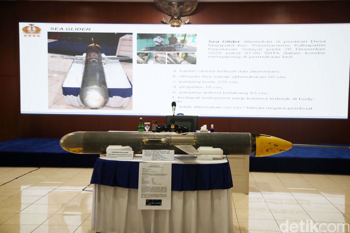 Drone laut misterius di Selayar, Sulawesi Selatan, yang ditemukan nelayan merupakan alat bernama seaglider. Hal itu disampaikan KSAL Laksamana TNI Yudo Margono dalam jumpa pers di Pusat Hidrografi dan Oseanografi (Pushidrosal) TNI AL, Ancol, Jakarta Utara, Senin (4/1/2021).