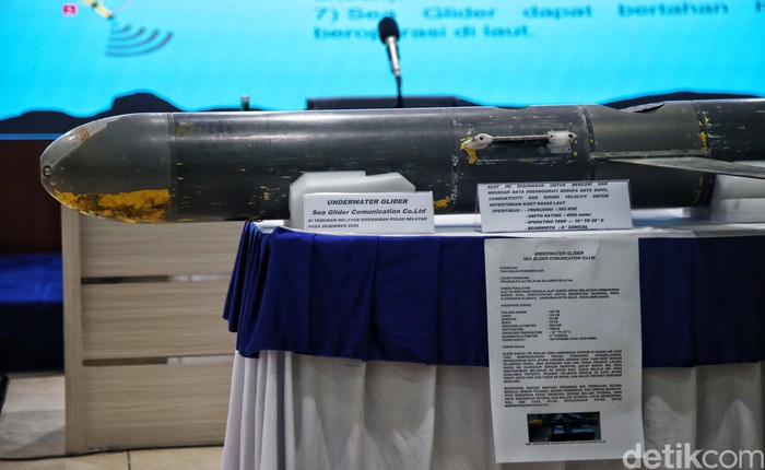 Drone laut misterius di Selayar, Sulawesi Selatan, yang ditemukan nelayan merupakan alat bernama seaglider. Hal itu disampaikan KSAL Laksamana TNI Yudo Margono dalam jumpa pers di Pusat Hidrografi dan Oseanografi (Pushidrosal) TNI AL, Ancol, Jakarta Utara, Senin (4/1/2021).