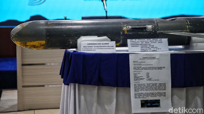 Drone laut misterius di Selayar, Sulawesi Selatan, yang ditemukan nelayan merupakan alat bernama seaglider. Hal itu disampaikan KSAL Laksamana TNI Yudo Margono dalam jumpa pers di Pusat Hidrografi dan Oseanografi (Pushidrosal) TNI AL, Ancol, Jakarta Utara, Senin (4/1/2021).