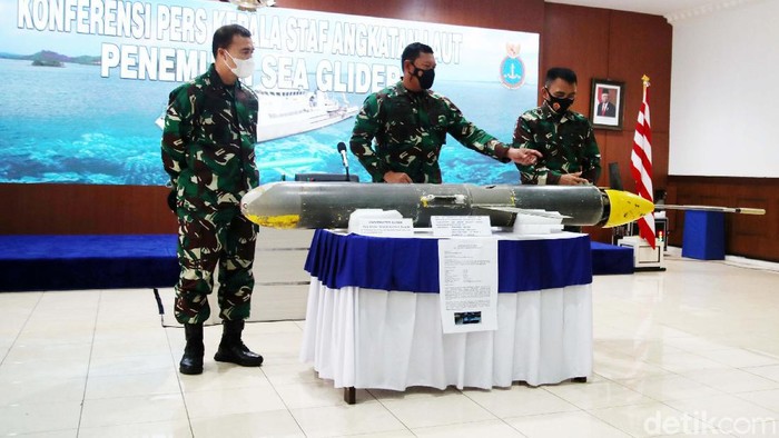 KSAL Jelaskan Soal Penemuan Seaglider di Selayar Drone laut misterius di Selayar, Sulawesi Selatan, yang ditemukan nelayan merupakan alat bernama seaglider. Hal itu disampaikan KSAL Laksamana TNI Yudo Margono dalam jumpa pers di Pusat Hidrografi dan Oseanografi (Pushidrosal) TNI AL, Ancol, Jakarta Utara, Senin (4/1/2021).