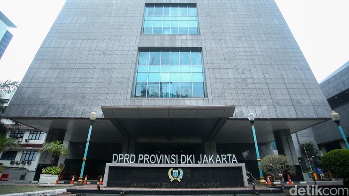 Ketua DPRD DKI Jakarta Prasetio Edi Marsudi mengatakan Gedung DPRD DKI Jakarta ditutup sementara karena banyak anggota yang terpapar Corona.