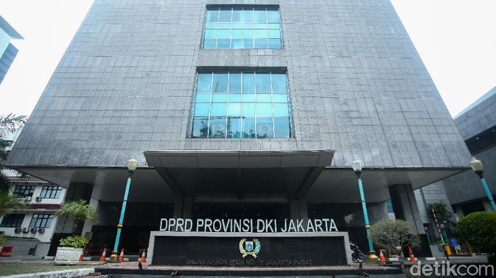 Ketua DPRD DKI Jakarta Prasetio Edi Marsudi mengatakan Gedung DPRD DKI Jakarta ditutup sementara karena banyak anggota yang terpapar Corona.
