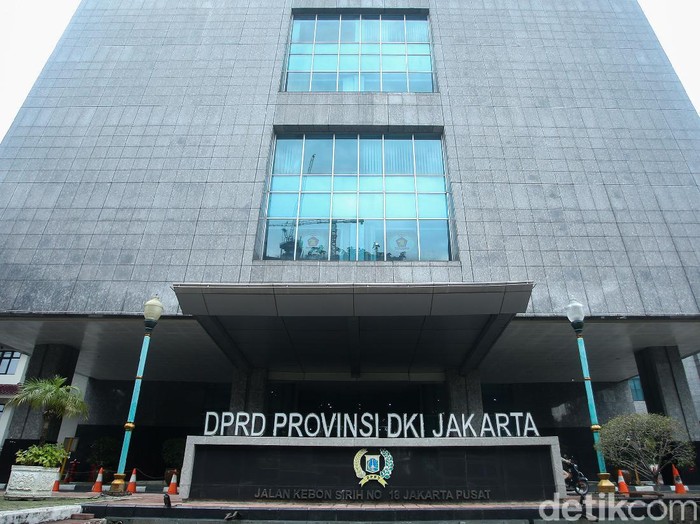 Ketua DPRD DKI Jakarta Prasetio Edi Marsudi mengatakan Gedung DPRD DKI Jakarta ditutup sementara karena banyak anggota yang terpapar Corona.