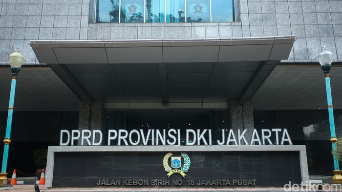 Ketua DPRD DKI Jakarta Prasetio Edi Marsudi mengatakan Gedung DPRD DKI Jakarta ditutup sementara karena banyak anggota yang terpapar Corona.