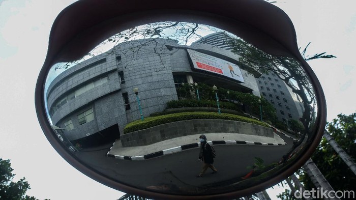 Lagi, Gedung DPRD DKI Kembali di Lockdown Ketua DPRD DKI Jakarta Prasetio Edi Marsudi mengatakan Gedung DPRD DKI Jakarta ditutup sementara karena banyak anggota yang terpapar Corona.