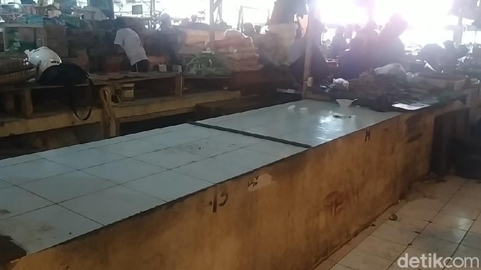 Lapak penjual tahu dan tempe Cianjur masih kosong, belum kembali berjualanc