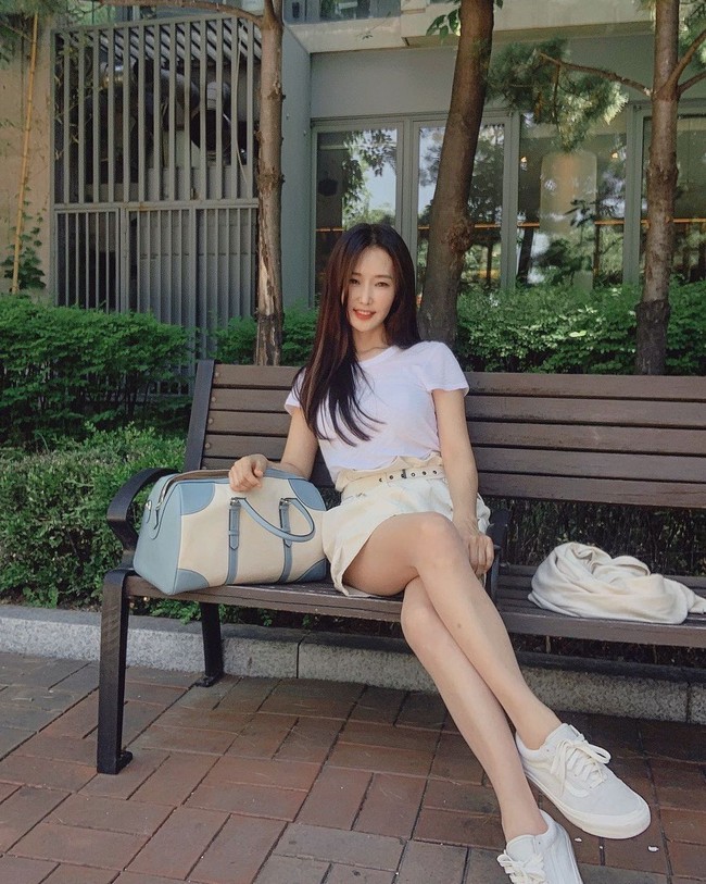 Selain wajah dan bentuk tubuh yang aduhai, ibu satu anak tersebut semakin tampak memikat karena karena gaya berbusananya. Foto: Instagram @sjeuro