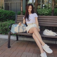 Selain wajah dan bentuk tubuh yang aduhai, ibu satu anak tersebut semakin tampak memikat karena karena gaya berbusananya. Foto: Instagram @sjeuro