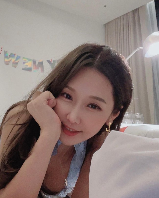 Awalnya Lee Soo Jin terkenal karena penampilan wajah dan tubuhnya yang menawan di Instagram. Punya perawakan yang awet muda, orang-orang pun tak percaya jika usianya sudah lebih dari 50 tahun. Foto: Instagram @sjeuro