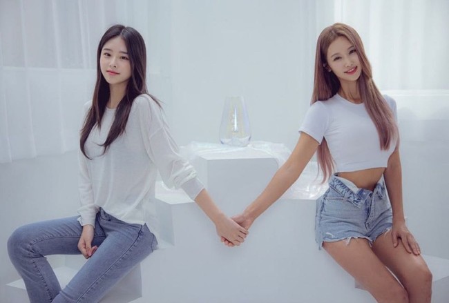 Bisa dilihat jika Lee Soo Jin masih terlihat seperti wanita 20an. Ketika bersanding dengan anaknya, Jenna, mereka tampak seperti kakak dan adik. Foto: Instagram @sjeuro