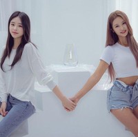 Bisa dilihat jika Lee Soo Jin masih terlihat seperti wanita 20an. Ketika bersanding dengan anaknya, Jenna, mereka tampak seperti kakak dan adik. Foto: Instagram @sjeuro