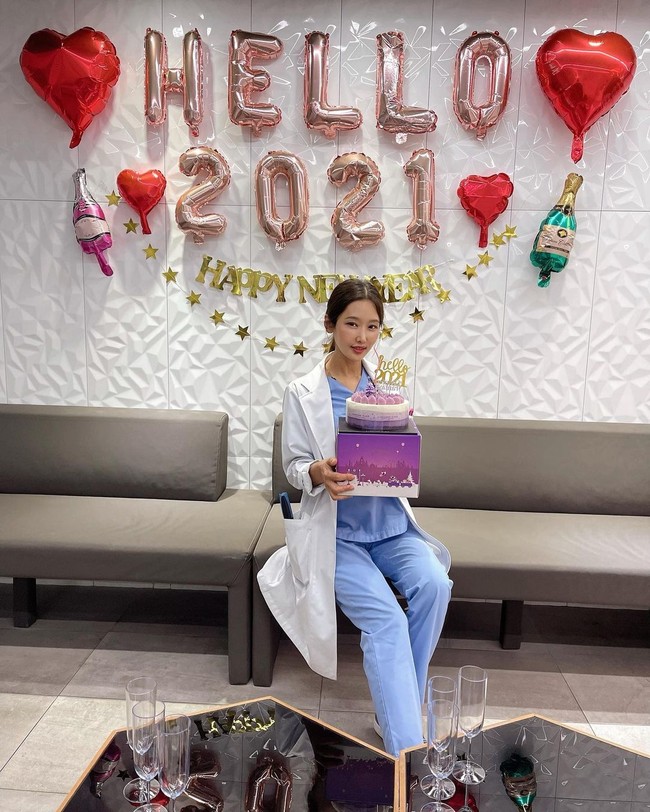 Di Instagram, wanita tersebut sering memamerkan posenya sebagai dokter gigi. Dilaporkan jika Lee Su Jin sudah menekuni profesi tersebut selama kurang lebih 21 tahun. Foto: Instagram @sjeuro