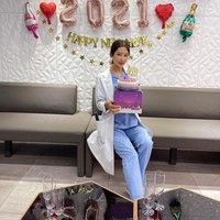 Di Instagram, wanita tersebut sering memamerkan posenya sebagai dokter gigi. Dilaporkan jika Lee Su Jin sudah menekuni profesi tersebut selama kurang lebih 21 tahun. Foto: Instagram @sjeuro