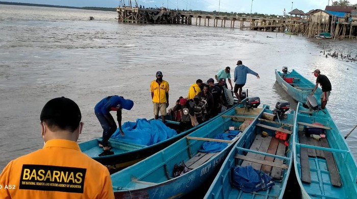 Longboat berpenumpang 14 orang ditemukan di Asmat (Istimewa)