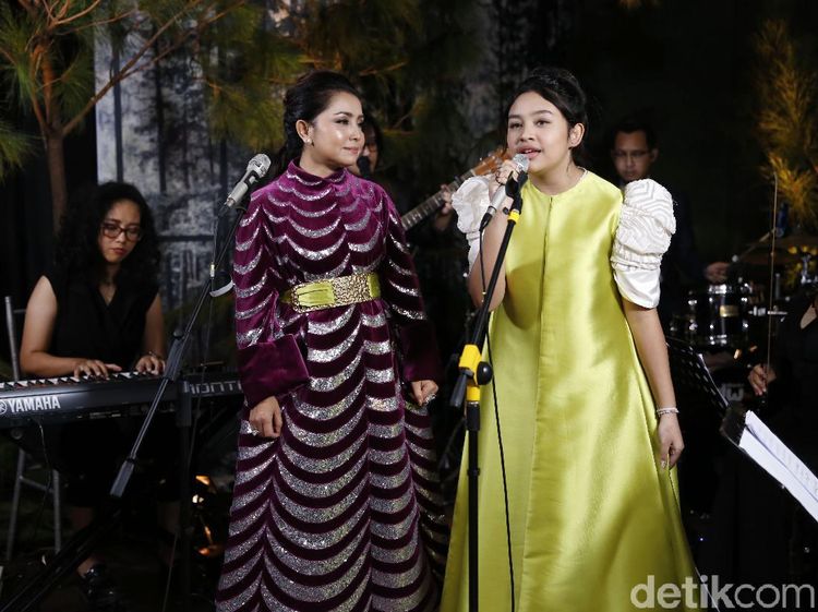 Senyum Bangga Mayangsari Lihat Penampilan Khirani Trihatmodjo