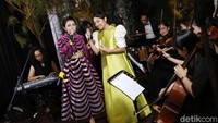 Mayangsari dan Khirani Trihatmodjo tampil bersama di kediaman mereka di kawasan Simprug, Jakarta Selatan pada Minggu (3/1).