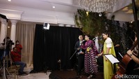 Ia pun setia menyaksikan penampilan keduanya hingga akhir acara.