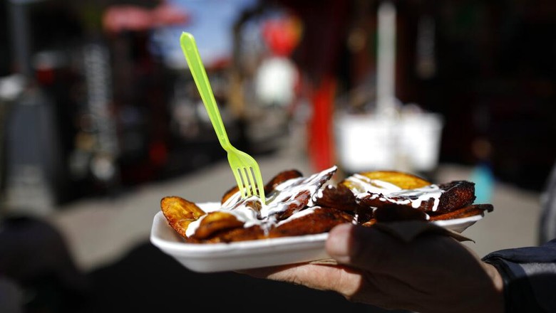 Meksiko Mulai Larang Plastik Sekali Pakai Snacks are displayed for sale in disposable cups, on the cart of a street vendor in central Mexico City, Friday, Jan. 1, 2021. The few street food vendors out working on New Years Day amid the COVID-19 pandemic said they were either unaware of or were still figuring out how to comply with a broad ban on single-use containers, forks, straws, and other ubiquitous items that took effect Friday in Mexicos capital, one of the worlds largest cities, after more than a year of preparation. (AP Photo/Rebecca Blackwell)