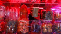 Kendati demikian, masih tampak penjual yang menyediakan plastik sekali pakai untuk makanannya.  