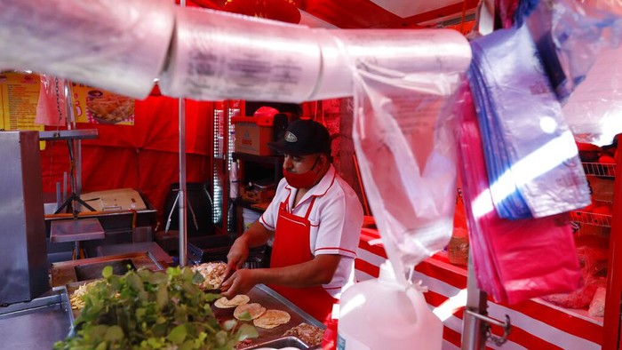 Meksiko Mulai Larang Plastik Sekali Pakai Snacks are displayed for sale in disposable cups, on the cart of a street vendor in central Mexico City, Friday, Jan. 1, 2021. The few street food vendors out working on New Year's Day amid the COVID-19 pandemic said they were either unaware of or were still figuring out how to comply with a broad ban on single-use containers, forks, straws, and other ubiquitous items that took effect Friday in Mexico's capital, one of the world's largest cities, after more than a year of preparation. (AP Photo/Rebecca Blackwell)