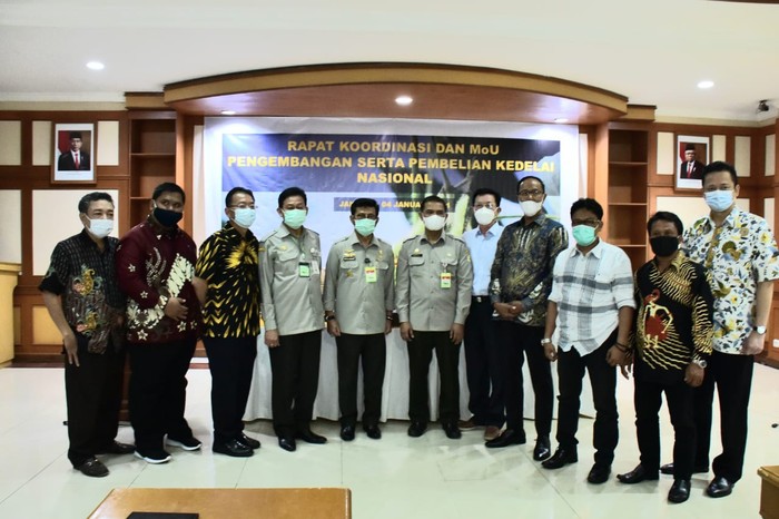 Menteri Pertanian Syahrul Yasin Limpo mengatakan pihaknya berkomitmen segera meningkatkan produksi kedelai dalam negeri untuk pemenuhan kedelai domestik ke depannya agar dapat dipenuhi secara mandiri.