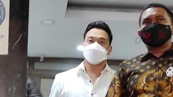 Michael Yukinobu Defretes usai jalani pemeriksaan tersangka video syur