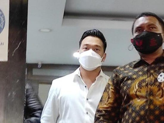Michael Yukinobu Defretes usai jalani pemeriksaan tersangka video syur