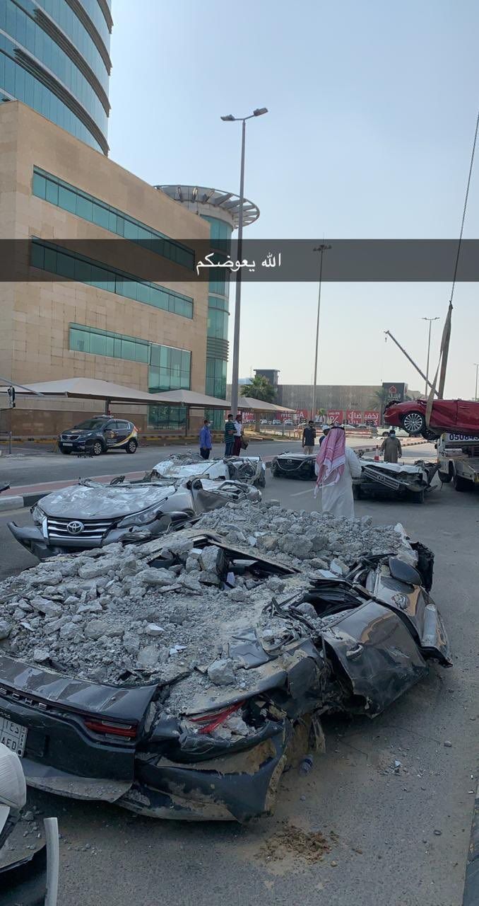 Mobil Mewah Hancur Tertimpa Bangunan Parkir Roboh di Arab Saudi