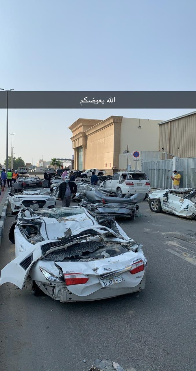 Mobil Mewah Hancur Tertimpa Bangunan Parkir Roboh di Arab Saudi
