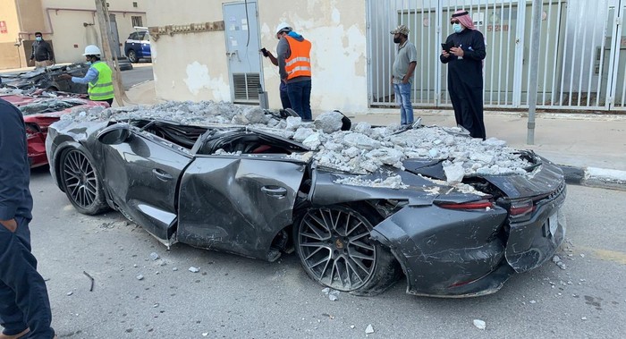 Mobil Mewah Hancur Tertimpa Bangunan Parkir Roboh di Arab Saudi