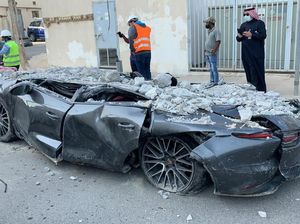 Waduh! Gedung Parkir Roboh, Mobil Mewah Jadi Korban