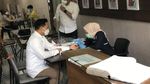 Momen Nobu Tiba di Polda, Jalani Pemeriksaan Kesehatan