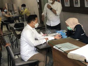 Momen Nobu Tiba di Polda, Jalani Pemeriksaan Kesehatan