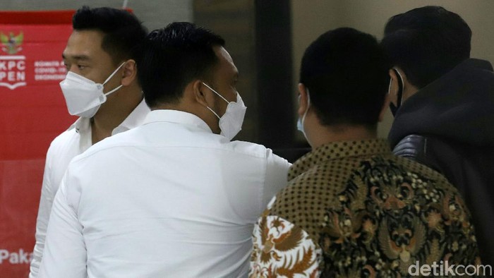 Michael Yukinobu Defretes atau Nobu memenuhi panggilan polisi untuk diperiksa terkait kasus video syur bareng Gisella Anastasia atau Gisel. Nobu hadir dengan mengenakan kemeja warna putih.