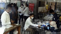 Sebelum menjalani pemeriksaan, Nobu dites rapid antibodi terlebih dahulu di lobi gedung Ditreskrimsus Polda Metro Jaya.