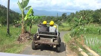 Tidak hanya itu, wisatawan juga diajak untuk melewati persawahan, hingga bebatuan alam. Untuk rute yang medium dan long ini cukup ekstrem. Seperti trek lumpur, air dan bebatuan.