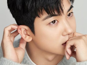 8 Model Potongan Rambut Two Block Ala Aktor Korea, Bikin Pria Makin Keren