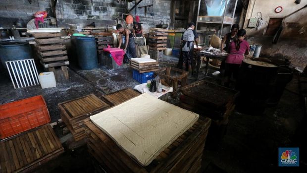 Pekerja beraktivitas di Rumah Produksi Tahu di kawasan Lebak Bulus, Jakarta, Senin (4/1/2021). Produksi tahu di lokasi ini kembali dilanjutkan setelah beberapa hari belakangan mogok akibat naiknya harga kedelai yang mencapai Rp9.200 per kilogram dari harga normal Rp72.00 per kilogram. (CNBC Indonesia/Andrean Kristianto)