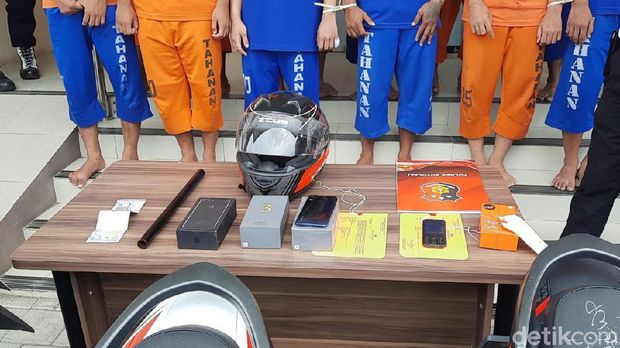 Pelaku begal yang merupakan komplotan geng motor asal Klaten yang ditangkap di Boyolali. Para pelaku begal yang biasa beraksi di Boyolali, Sukoharjo, dan Karanganyar.