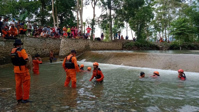 Pencarian pemuda di Palopo yang hilang usai jatuh ke sungai dalam kondisi mabuk (dok. Istimewa).