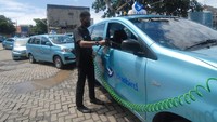 Penerapan protokol kesehatan dan pembersihan disinfektan secara menyeluruh untuk armada baik sebelum maupun sesudah beroperasi melayani masyarakat, merupakan standar operasional dari layanan Bluebird Group sebagai komitmen perusahaan dalam memberikan keamanan dan kenyamanan bagi para penumpang di era new normal.